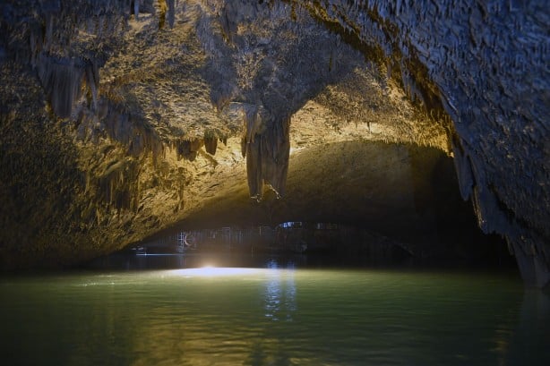 Foto - Yer altı nehrine sahip muhteşem mağara! Masal diyarını andırıyor