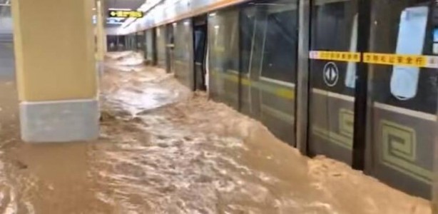 Foto - Yer altında can pazarı! Metro bir anda suyla doldu