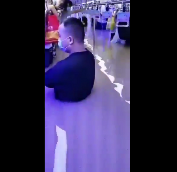 Foto - Yer altında can pazarı! Metro bir anda suyla doldu