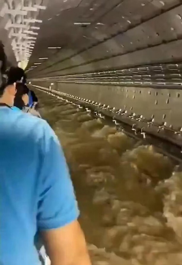 Foto - Yer altında can pazarı! Metro bir anda suyla doldu
