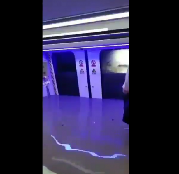 Foto - Yer altında can pazarı! Metro bir anda suyla doldu