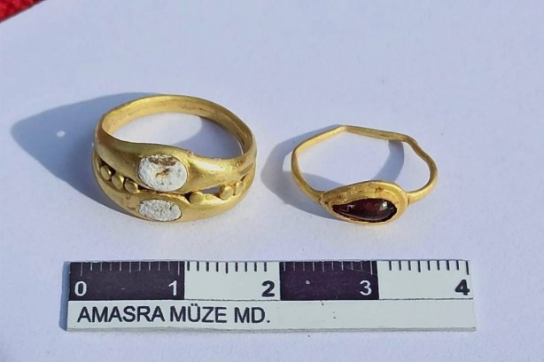 Foto - Yer Amasra! İş makinesinin kepçesine hazine takıldı! Mezarın içinden resmen fışkırdı