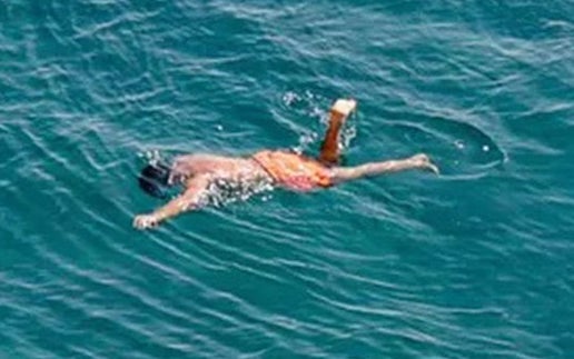 Yer Antalya! Yüzerken fark ettiler! Panikle sudan çıkmaya çalıştılar 