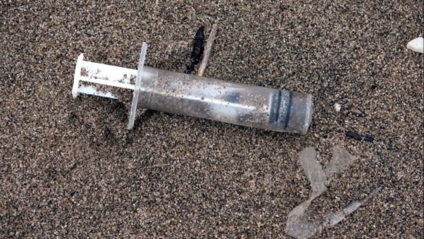 Foto - Yer: Bartın... Sahile tıbbi atık vurdu!