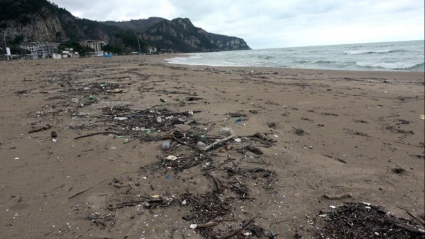 Foto - Yer: Bartın... Sahile tıbbi atık vurdu!