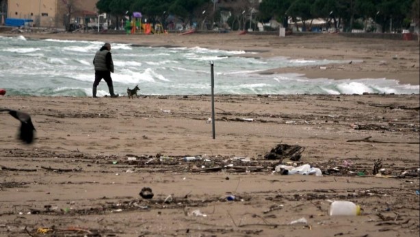 Yer: Bartın... Sahile tıbbi atık vurdu!