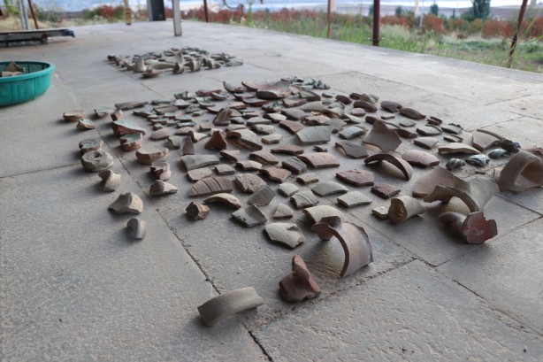 Yer Batman! Toprağı kazdıkça yerin altından altın yüzük ve daha neler neler fışkırdı...