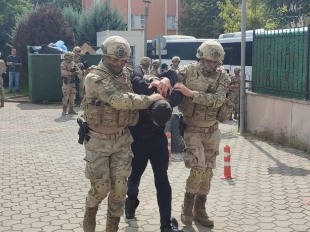 Foto - Yer: Bursa! Onlarca çete üyesi adliyede