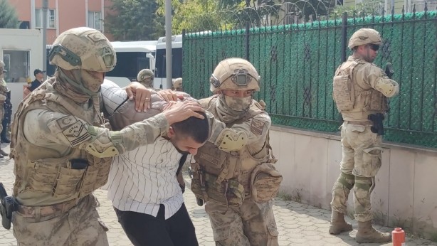 Foto - Yer: Bursa! Onlarca çete üyesi adliyede