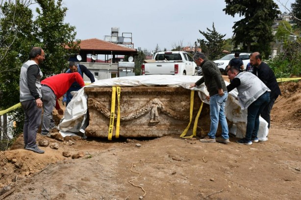 Foto - Yer Hatay! Elektrik altyapısı çalışması yapan ekipler buldu! Evin bahçesinden resmen hazine fışkırdı 
