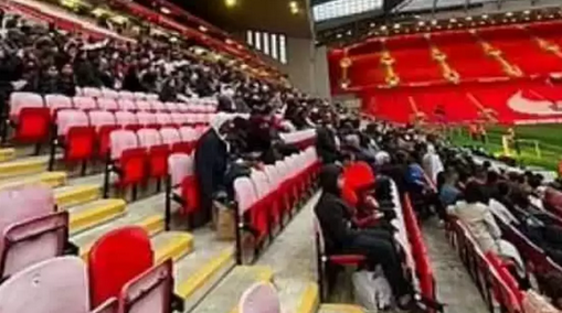 Foto - Yer İngiltere! Anfield Road'da iftar organizasyonu... Büyük takdir aldılar!