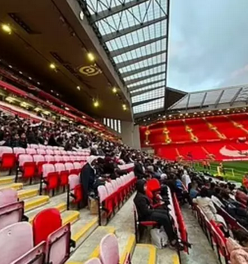 Foto - Yer İngiltere! Anfield Road'da iftar organizasyonu... Büyük takdir aldılar!
