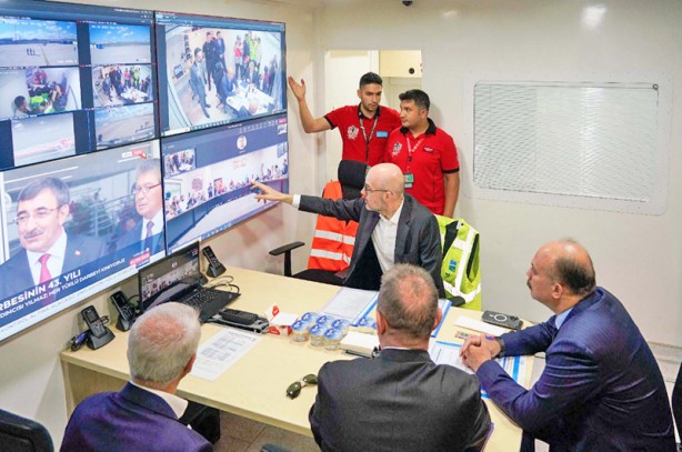 Foto - Yer: İstanbul Havalimanı... Uçağı kaçırmak isteyen 3 eylemciyi özel harekatçılar yakaladı