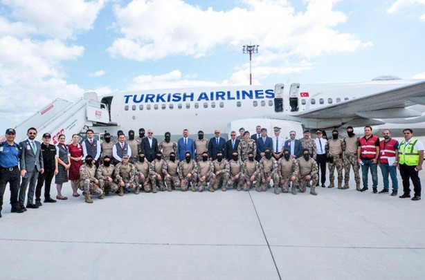 Foto - Yer: İstanbul Havalimanı... Uçağı kaçırmak isteyen 3 eylemciyi özel harekatçılar yakaladı