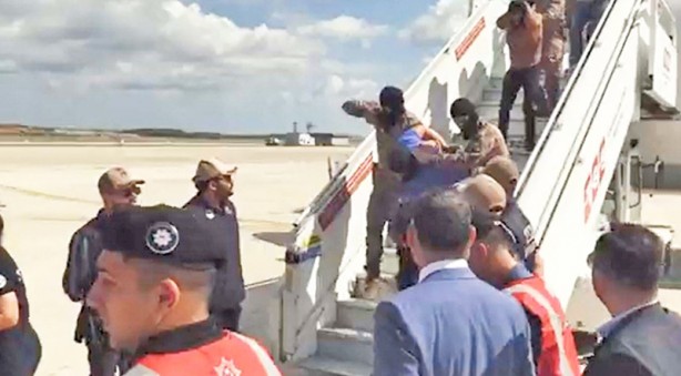 Foto - Yer: İstanbul Havalimanı... Uçağı kaçırmak isteyen 3 eylemciyi özel harekatçılar yakaladı