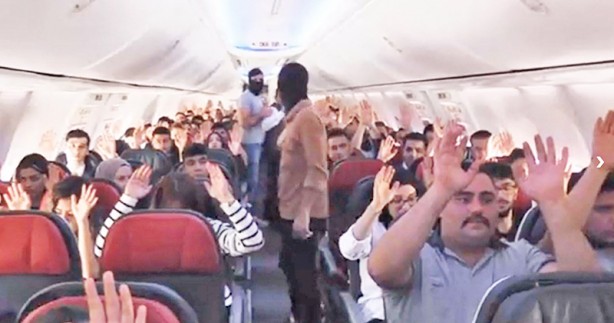 Yer: İstanbul Havalimanı... Uçağı kaçırmak isteyen 3 eylemciyi özel harekatçılar yakaladı