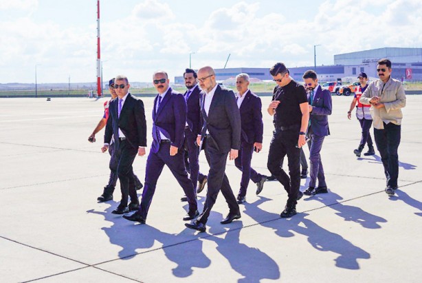 Foto - Yer: İstanbul Havalimanı... Uçağı kaçırmak isteyen 3 eylemciyi özel harekatçılar yakaladı