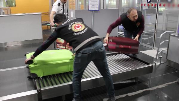 Foto - Yer: İstanbul Havalimanı! Valizden çıkanları gören polisler şoke oldu
