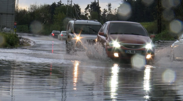 Foto - Yer: İstanbul! Sürücüler akaryakıt istasyonuna sığındı