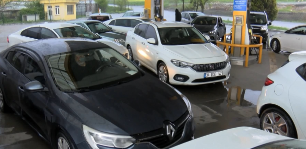 Foto - Yer: İstanbul! Sürücüler akaryakıt istasyonuna sığındı