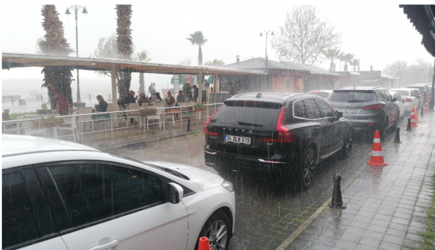 Foto - Yer: İstanbul! Sürücüler akaryakıt istasyonuna sığındı