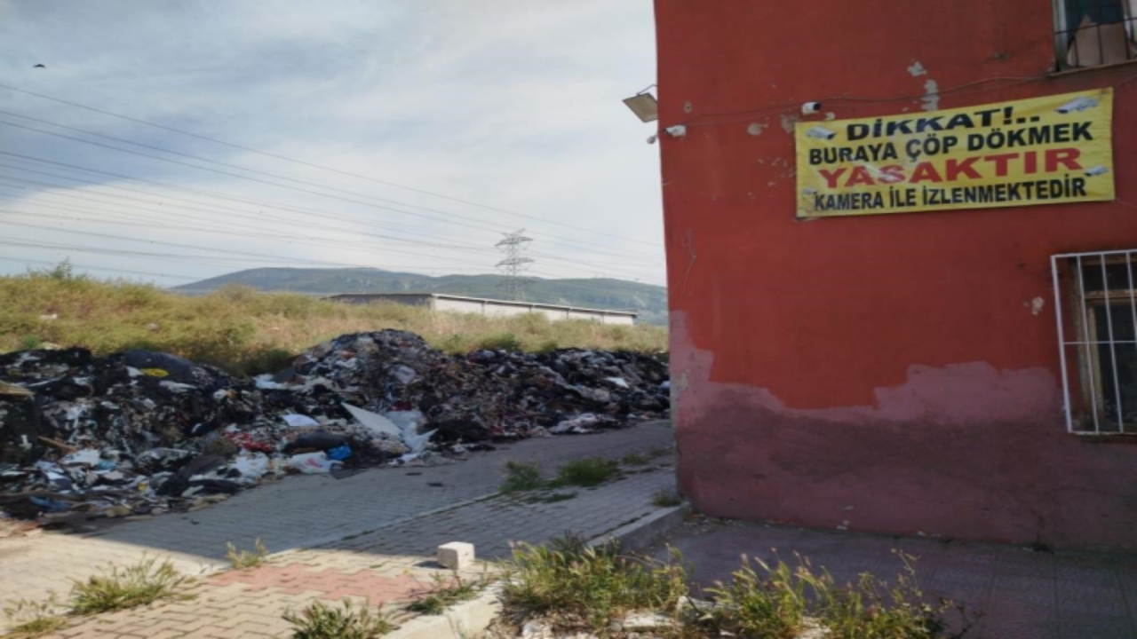 Foto - Yer İzmir! Önünden geçen istisnasız herkes aynı hareketi yapıyor! Bu kadar rezillik de fazla hakikaten