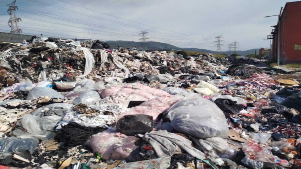 Foto - Yer İzmir! Önünden geçen istisnasız herkes aynı hareketi yapıyor! Bu kadar rezillik de fazla hakikaten