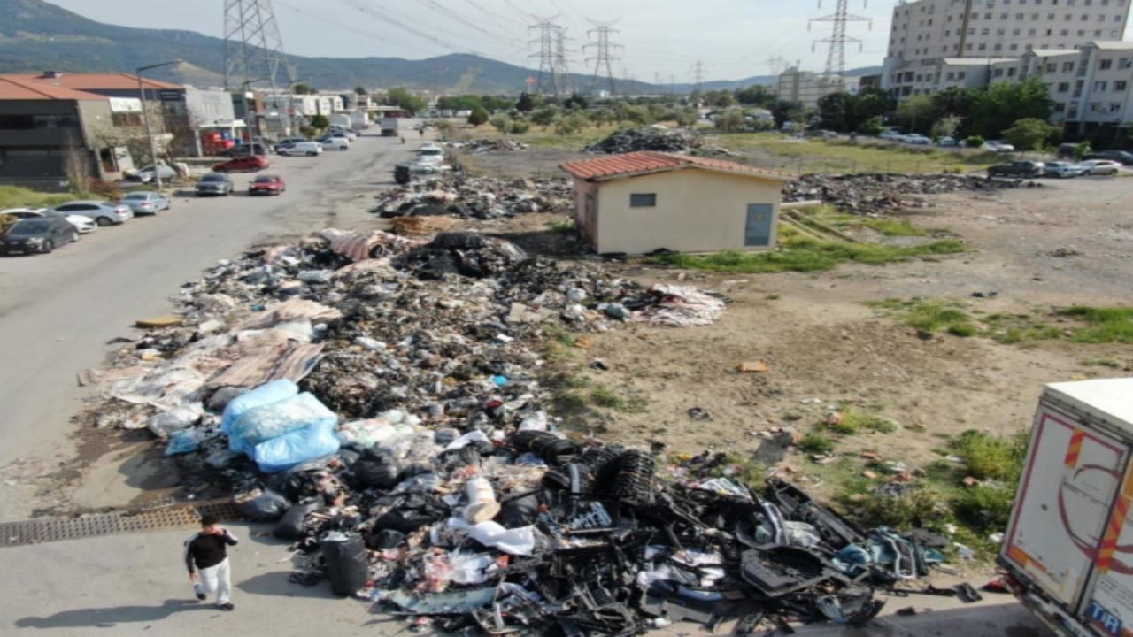 Foto - Yer İzmir! Önünden geçen istisnasız herkes aynı hareketi yapıyor! Bu kadar rezillik de fazla hakikaten