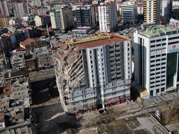 Foto - Yer: Kahramanmaraş... Çevredekiler telefonlarına sarıldı! Her yeri toz bulutu kapladı