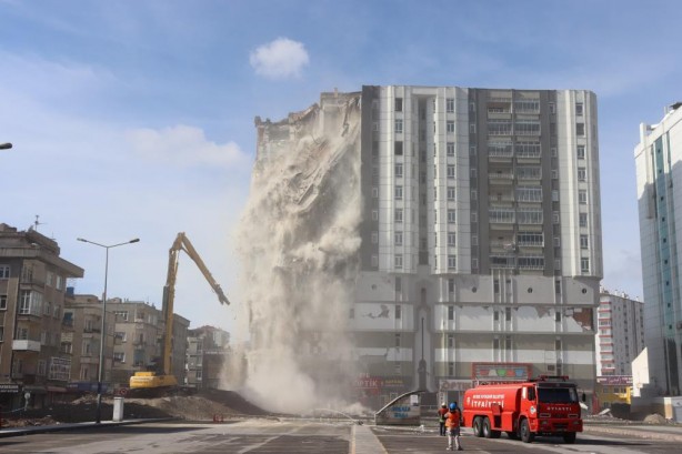 Foto - Yer: Kahramanmaraş... Çevredekiler telefonlarına sarıldı! Her yeri toz bulutu kapladı