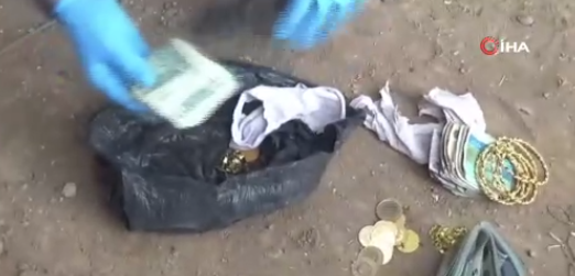 Yer Mardin! Topra�� kazd�k�a yerin alt�ndan alt�n, bilezik dolar ve euro f��k�rd�