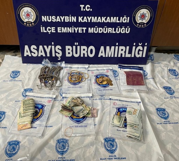 Yer Mardin! Topra�� kazd�k�a yerin alt�ndan alt�n, bilezik dolar ve euro f��k�rd�