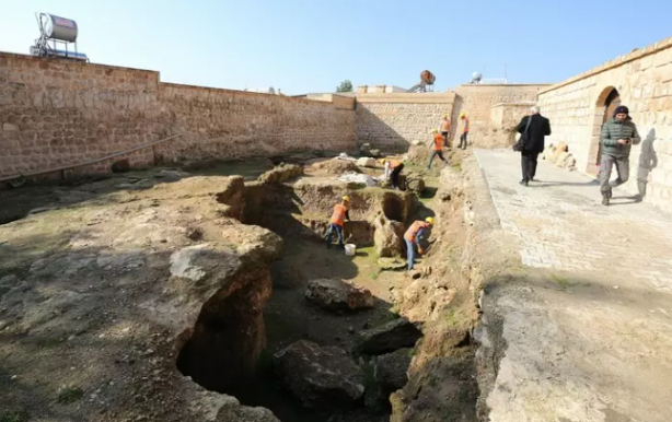 Foto - Yer: Mardin! Toprağın altından adeta fışkırdı! 5 bin yıllık hazine böyle gün yüzüne çıktı