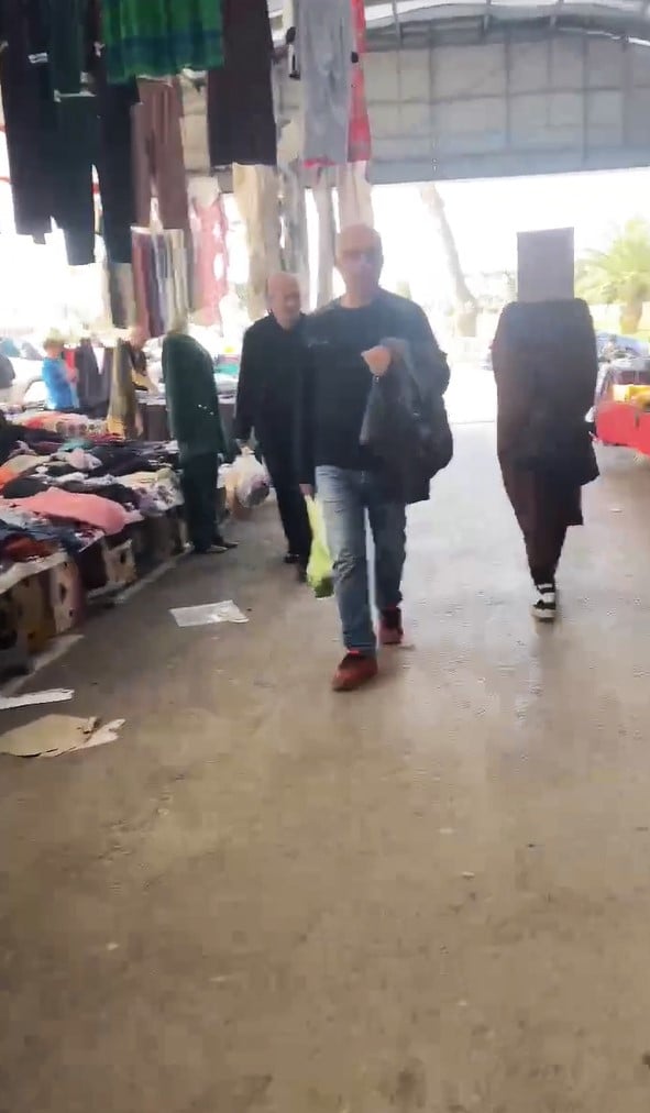 Foto - Yer Yalova! Kafasında karton kutuyla gezdi: Şaşkına çeviren kadını görenler dönüp bir daha baktı! Sebebi ise…