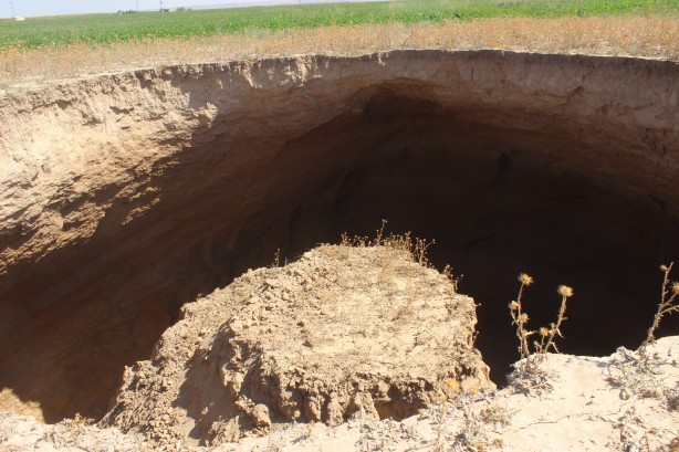 Yer yarıldı görenler şoke oldu! Vatandaşlar tedirgin: Büyük bir ses duyduk!