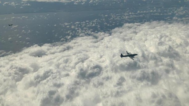 Foto - Yer yerinden oynadı! Türk F-16'sı Rus savaş uçağının önünü kesti! 