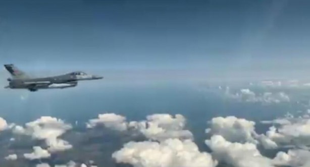 Foto - Yer yerinden oynadı! Türk F-16'sı Rus savaş uçağının önünü kesti! 