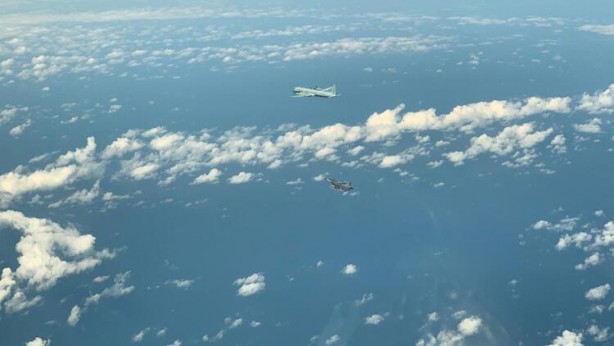 Foto - Yer yerinden oynadı! Türk F-16'sı Rus savaş uçağının önünü kesti! 