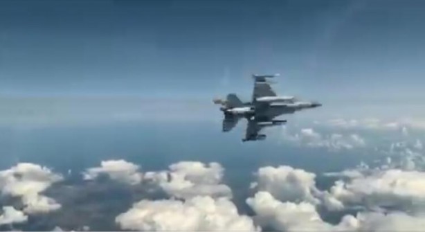 Foto - Yer yerinden oynadı! Türk F-16'sı Rus savaş uçağının önünü kesti! 