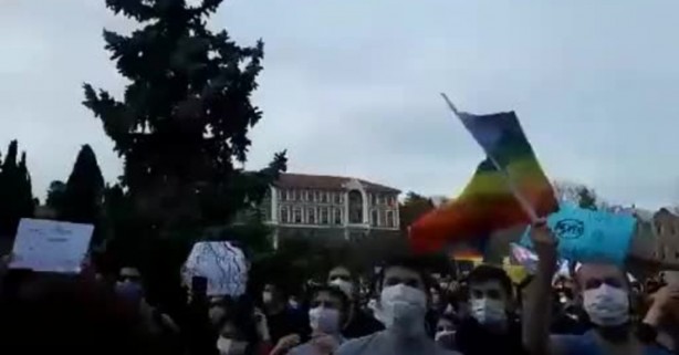 Foto - Yer, zaman, mekan fark etmiyor! İşte Boğaziçi eylemlerinde değişmeyen tek şey