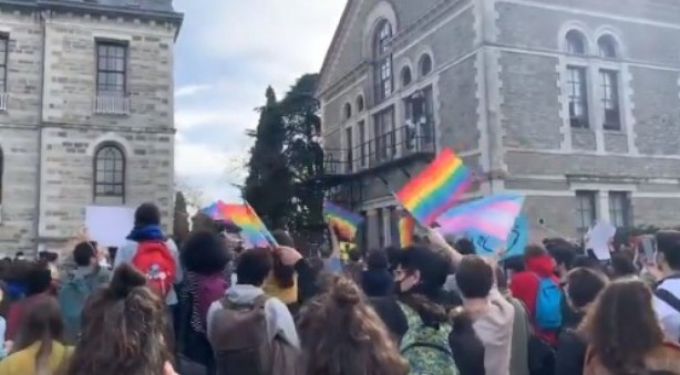 Foto - Yer, zaman, mekan fark etmiyor! İşte Boğaziçi eylemlerinde değişmeyen tek şey