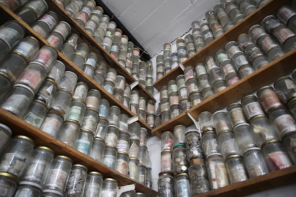 Foto - Yerde bulduğu 1 sentle başladı! Herkesin gözü bu koleksiyonda