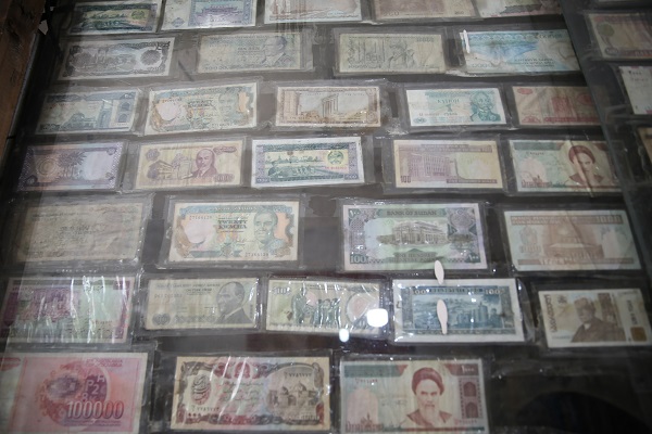 Foto - Yerde bulduğu 1 sentle başladı! Herkesin gözü bu koleksiyonda