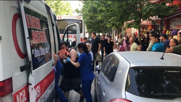 Foto - Yere çöp attı diye uyardığı kişiyle girdiği kavgada bıçaklandı.