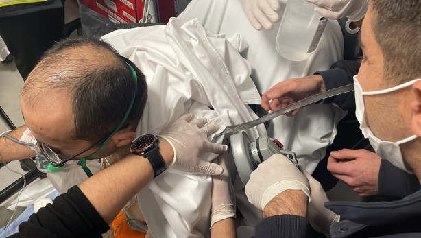 Foto - Yere düşen işçinin sırtına testere saplandı!