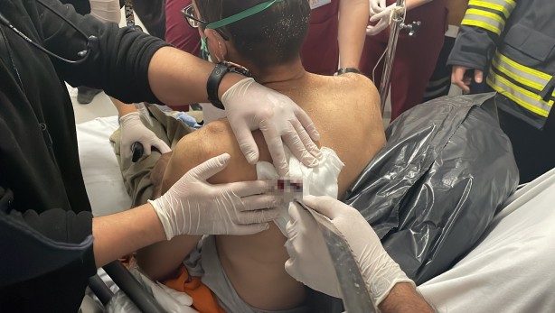 Foto - Yere düşen işçinin sırtına testere saplandı!