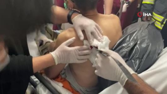 Foto - Yere düşen işçinin sırtına testere saplandı!