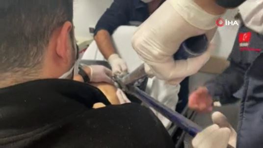 Foto - Yere düşen işçinin sırtına testere saplandı!