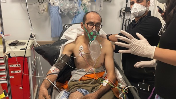 Foto - Yere düşen işçinin sırtına testere saplandı!