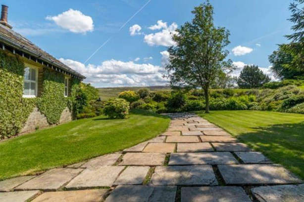 Foto - Yerin altına saray inşa etti!